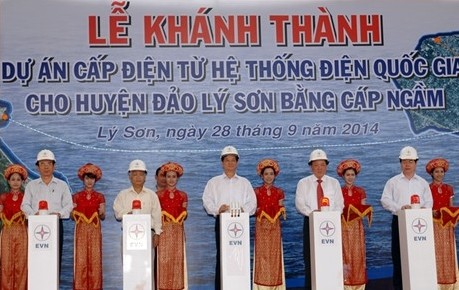 Premierminister Nguyen Tan Dung nimmt an Einweihung des Stromnetzwerks auf der Insel Ly Son teil